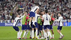 EURO 2024: Neville nổi cáu vì quả phạt đền 'hổ thẹn' của tuyển Anh