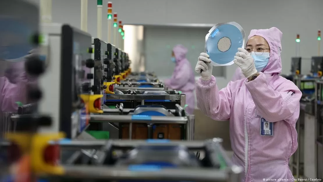 Đối mặt với lệnh hạn chế xuất khẩu của Mỹ, Trung Quốc tăng cường sản xuất chip riêng. (Nguồn: DW)
