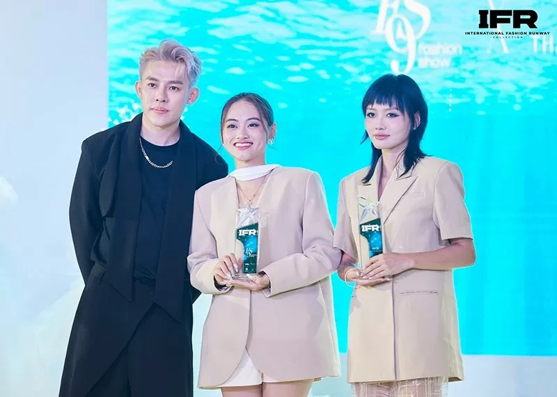 Thạc sĩ Phương Anh Đinh và Nhà thiết kế Thanh Thanh Nguyễn nhận giải thưởng thương hiệu thời trang xuất sắc tại International Fashion Runway.