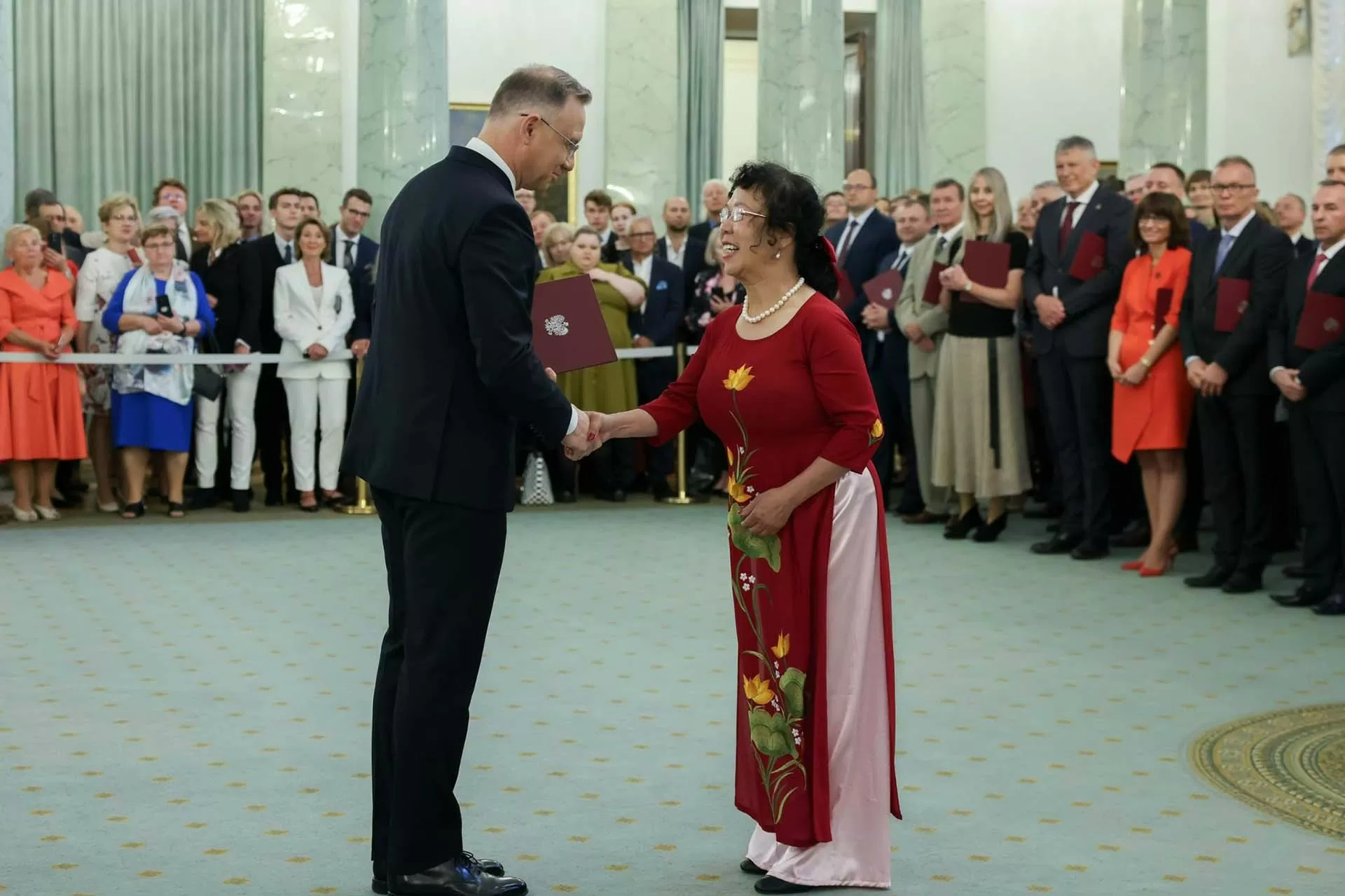 Nhà khoa học nữ gốc Việt được Tổng thống Ba Lan phong học hàm Giáo sư Quốc gia: Vật lý là cả thế giới xung quanh