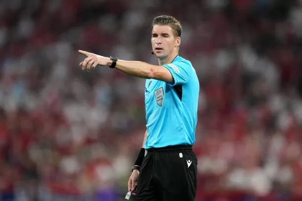 Trọng tài người Pháp, ông Francois Letexier được giao nhiệm vụ điều khiển trận chung kết EURO 2024. Trọng tài người Pháp, ông Francois Letexier được giao nhiệm vụ điều khiển trận chung kết EURO 2024.