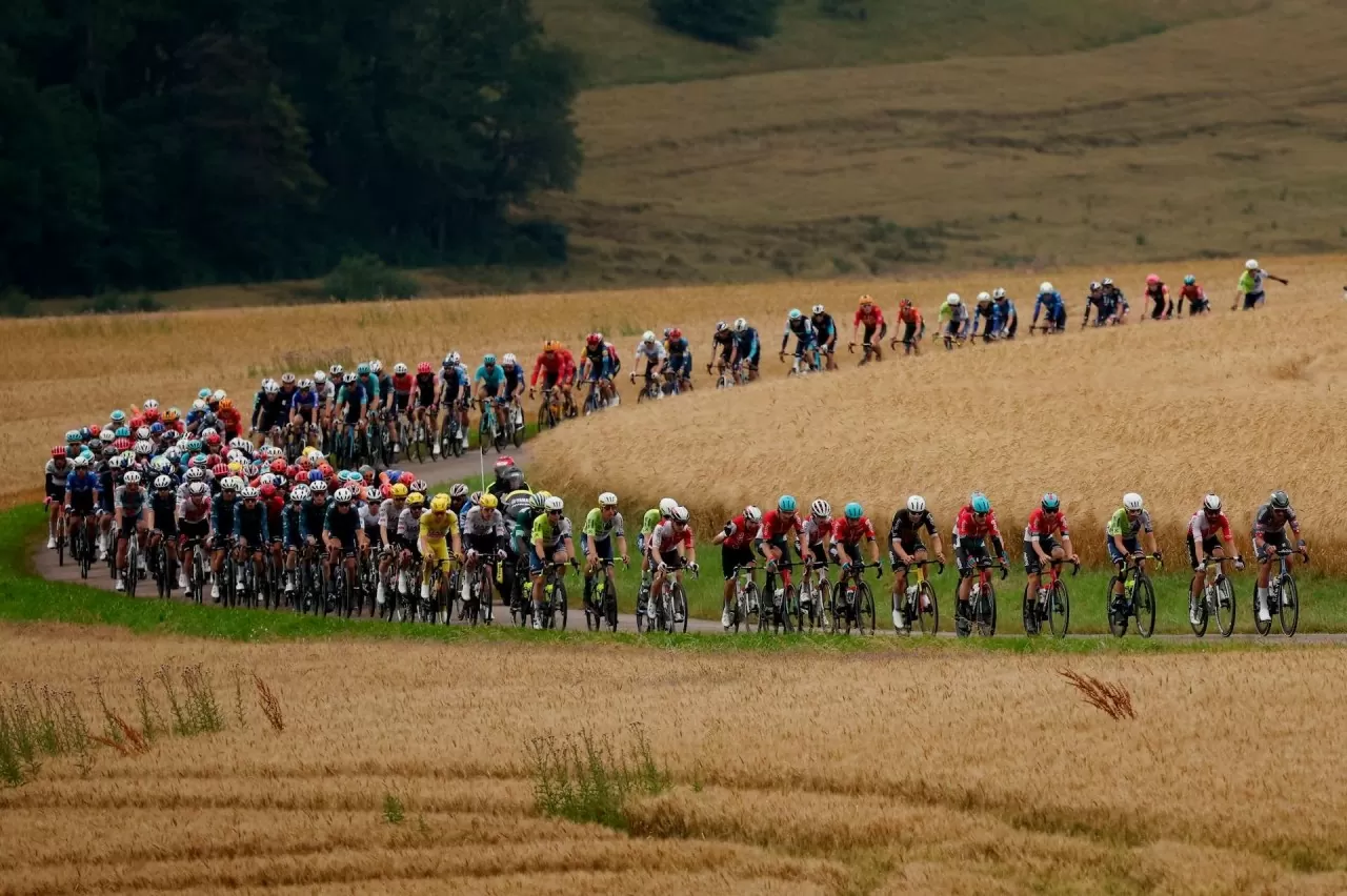 Những khung hình ấn tượng của giải đua xe đạp Tour de France