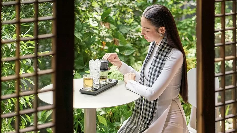 Hoa hậu Thùy Tiên đã đồng hành cùng Hành Trình Từ Trái Tim do Trung Nguyên Legend tổ chức từ những ngày đầu tiên và luôn mong muốn quảng bá mô hình Trung Nguyên E-Coffee cùng Thiền cà phê ra với toàn cầu – Nguồn hình: CNN