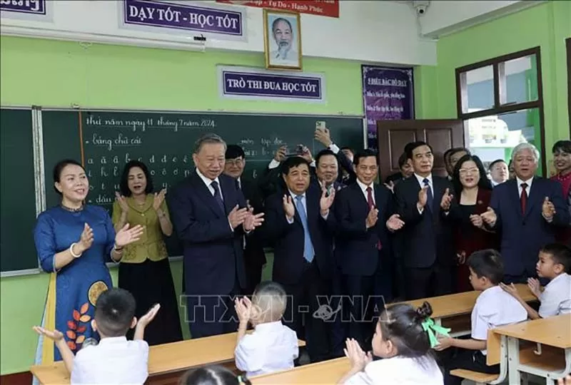Chủ tịch nước Tô Lâm thăm, tặng quà Trường song ngữ Lào-Việt Nam