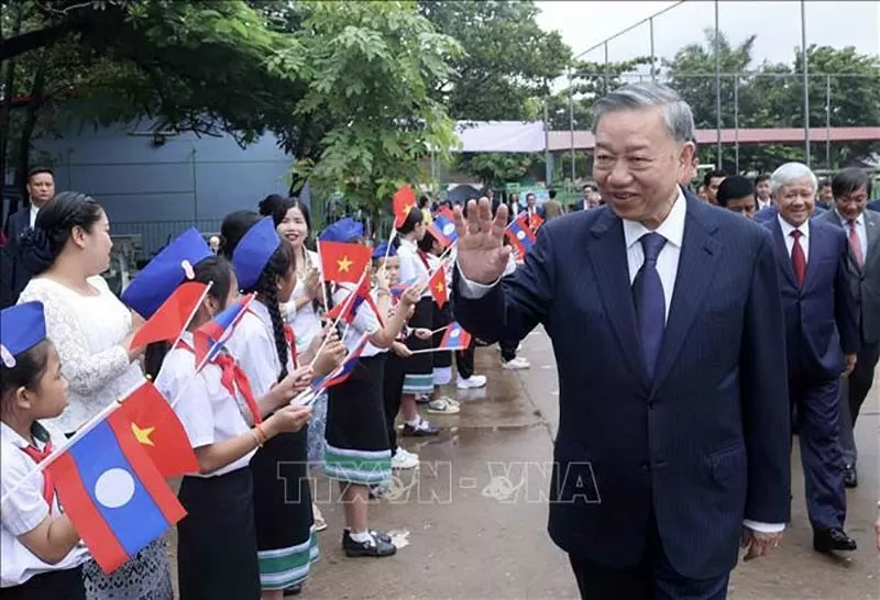 Chủ tịch nước Tô Lâm thăm, tặng quà Trường song ngữ Lào-Việt Nam