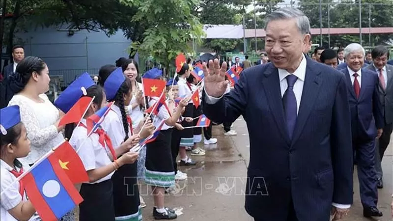 Chủ tịch nước Tô Lâm thăm, tặng quà Trường song ngữ Lào-Việt Nam