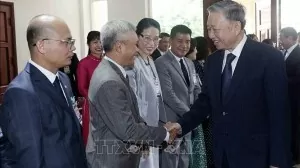 President To Lam meets Vietnamese people in Laos
