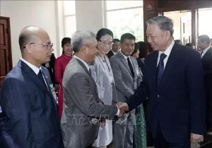 President To Lam meets Vietnamese people in Laos