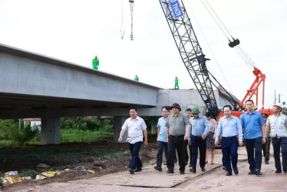 PM Pham Minh Chinh checks progress of Can Tho - Ca Mau Expressway project