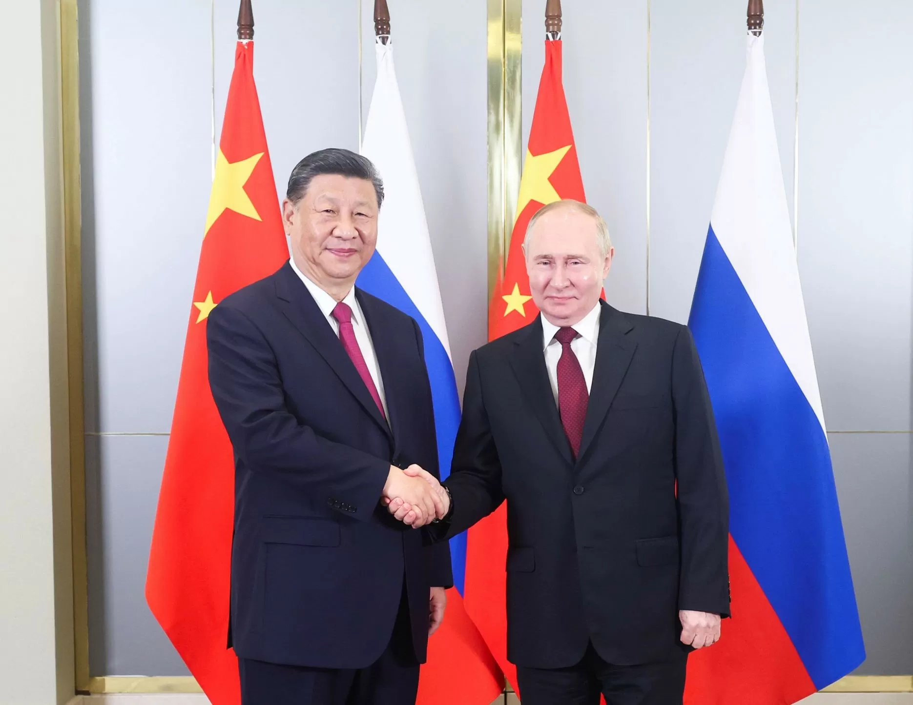 Chủ tịch Trung Quốc Tập Cận Bình (trái) bắt tay Tổng thống Nga Vladimir Putin bên lề Cuộc họp lần thứ 24 của Hội đồng Nguyên thủ quốc gia Tổ chức Hợp tác Thượng Hải tại Astana, Kazakhstan, ngày 3 tháng 7 năm 2024. (PHOTO / XINHUA)