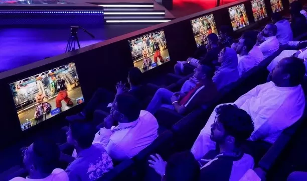 Khán giả xem trò chơi điện tử khi các game thủ chơi ở Riyadh. Ảnh: Ahmed Yosri/Reuters