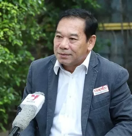 Vanxay Tavinyan, Vice Chairman of the LPRP Central Committee’s Commission for Propaganda and Training and Editor-in-chief of the Pasaxon newspaper, grants an interview to the Vietnam News Agency. (Photo: VNA)