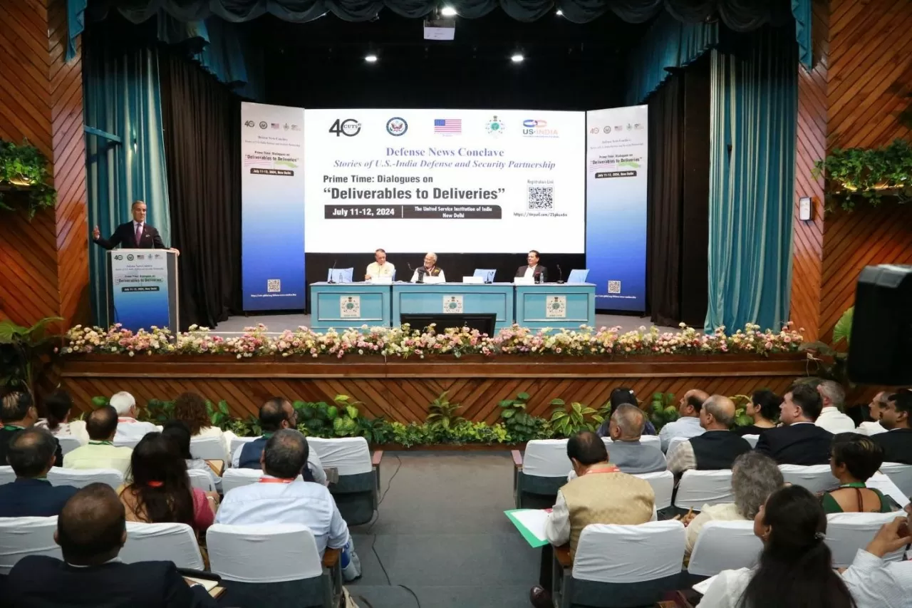 Đại sứ Mỹ tại Ấn Độ Eric Garcetti phát biểu tại diễn đàn hợp tác quốc phòng Mỹ-Ấn Độ. (Nguồn: X)