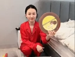 Cô gái Trung Quốc thích mua thớt gỗ Việt Nam về làm quà