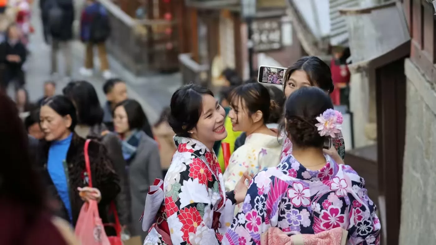 Một nhóm khách du lịch Hàn Quốc đi bộ quanh Kyoto trong trang phục kimono. Ngày càng có nhiều khách du lịch đến Nhật Bản để trải nghiệm, thay vì mua sắm. (Ảnh của Ken Kobayashi)