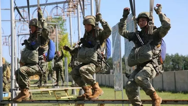 Các quân nhân tham gia cuộc tập trận chung Chim ưng đột kích-2024 giữa Trung Quốc và Belarus tại một địa điểm không được tiết lộ ở Belarus, trong bức ảnh phát hành ngày 9/7. (Nguồn: Reuters)