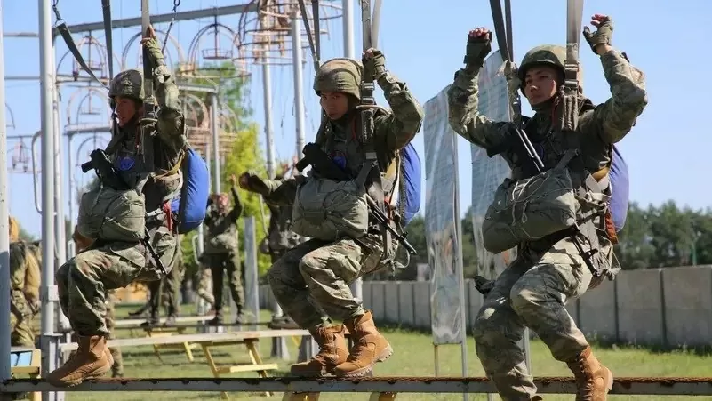 Các quân nhân tham gia cuộc tập trận chung Chim ưng đột kích-2024 giữa Trung Quốc và Belarus tại một địa điểm không được tiết lộ ở Belarus, trong bức ảnh phát hành ngày 9/7. (Nguồn: Reuters) Các quân nhân tham gia cuộc tập trận chung Chim ưng đột kích-2024 giữa Trung Quốc và Belarus tại một địa điểm không được tiết lộ ở Belarus, trong bức ảnh phát hành ngày 9/7. (Nguồn: Reuters)