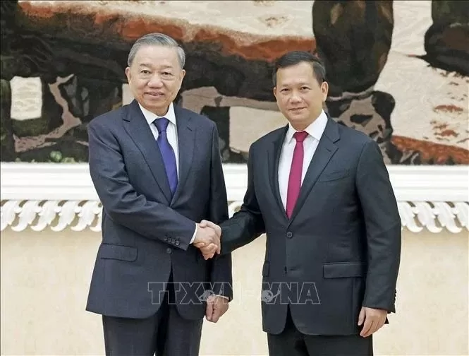 President To Lam (left) and Cambodian Prime Minister Samdech Moha Bovor Thipadei Hun Manet. (Photo: VNA)