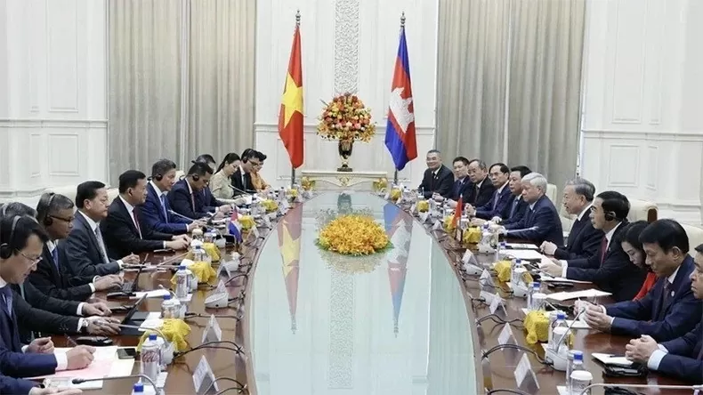 President To Lam and Cambodian Prime Minister Samdech Moha Bovor Thipadei Hun Manet hold talks on July 13. (Photo: VNA)