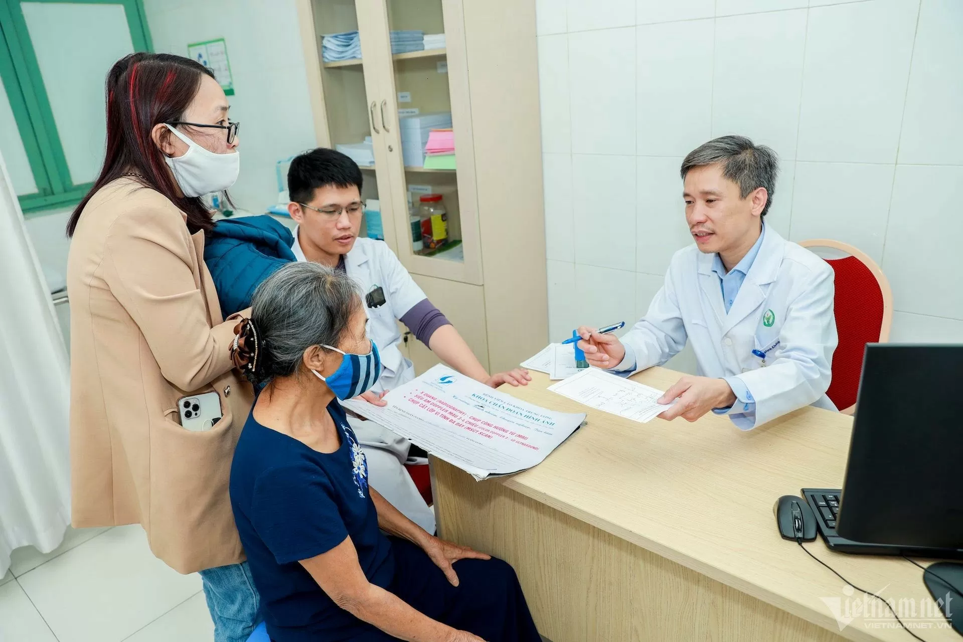 Thầy thuốc Bệnh viện Hữu nghị Việt Đức tư vấn, khám bệnh cho người dân. Ảnh: Phan Chí Hiếu