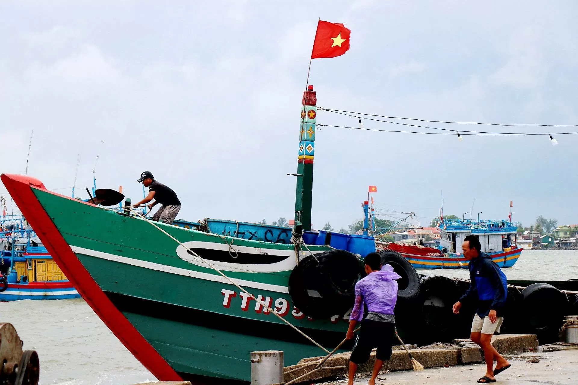 Ngư dân Thừa Thiên - Huế khẩn trương neo đậu tàu thuyền trước bão. (Ảnh minh hoạ nguồn: Báo Đại đoàn kết)