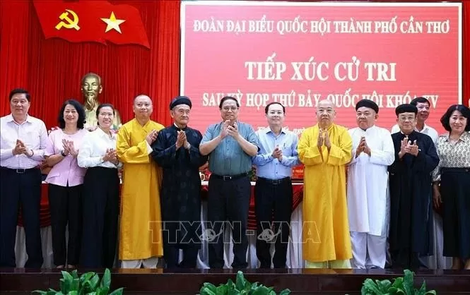 PM Pham Minh Chinh (sixth from left) meets with voters in Can Tho city. 