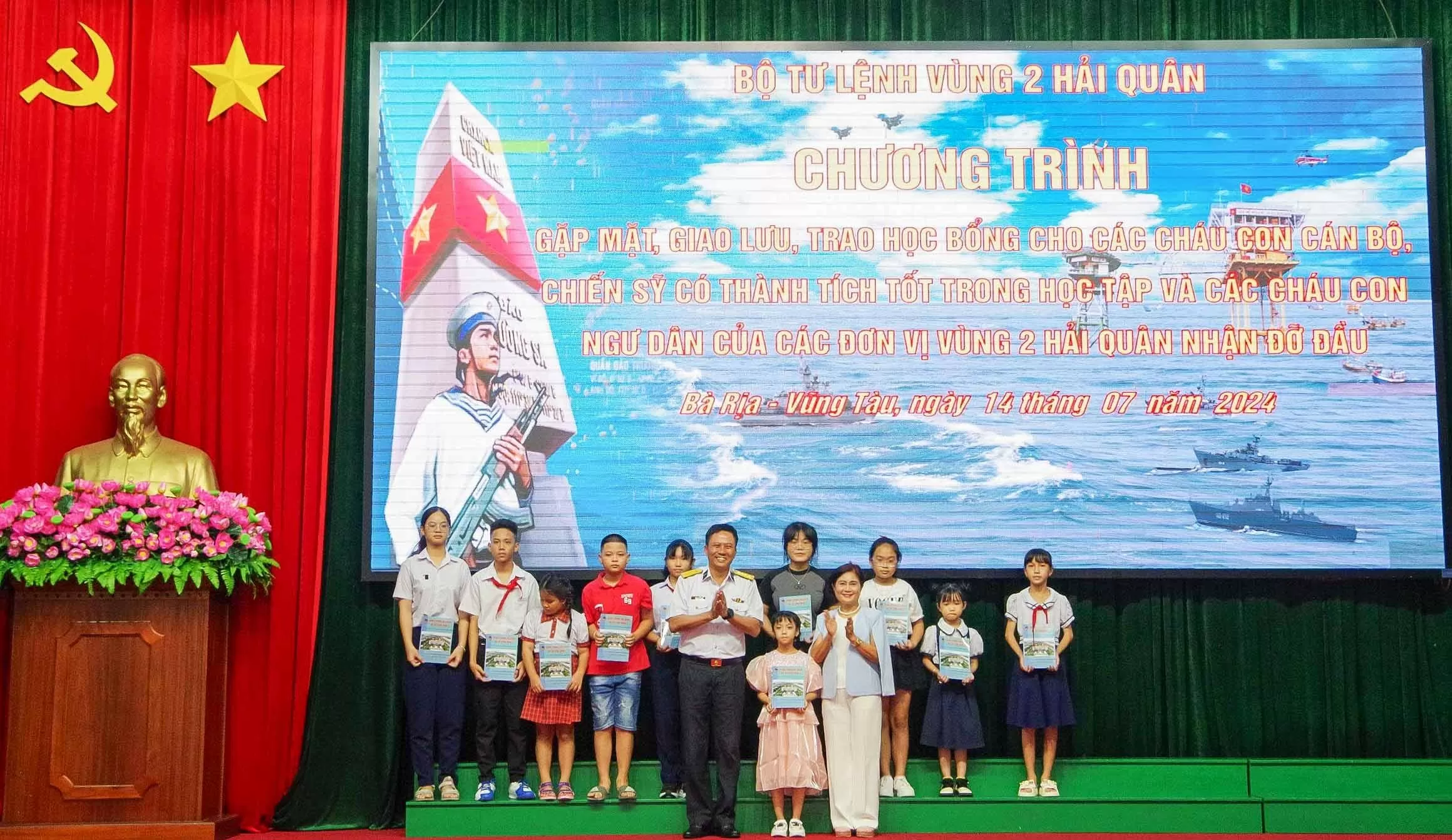 Đại tá Trần Mạnh Chiến và đại diện Công ty cổ phần Tôn Đông Á trao học bổng cho các cháu có thành tích học tập xuất sắc.