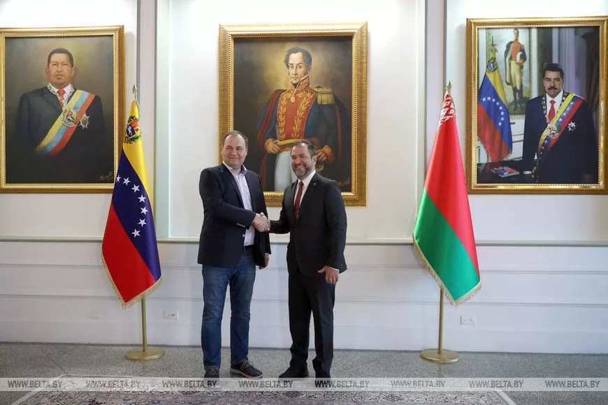 Roman Golovchenko được Bộ trưởng Bộ Ngoại giao Nhân dân Venezuela Yván Gil Pinto chào đón.
