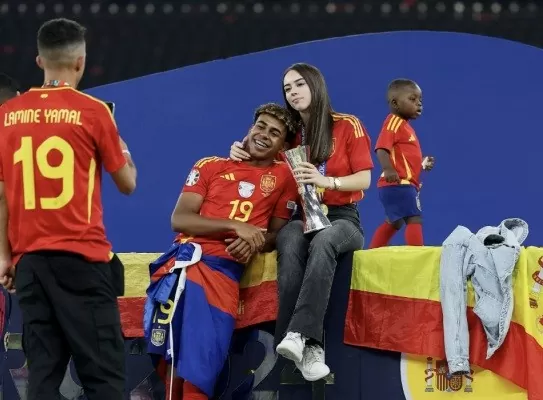 Vô địch EURO 2024, Lamine Yamal chính thức công khai bạn gái sinh viên Alex Padilla