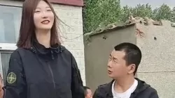 Người mẹ đăng video hy vọng tìm chồng tương lai cho cô con gái cao 2,26 m