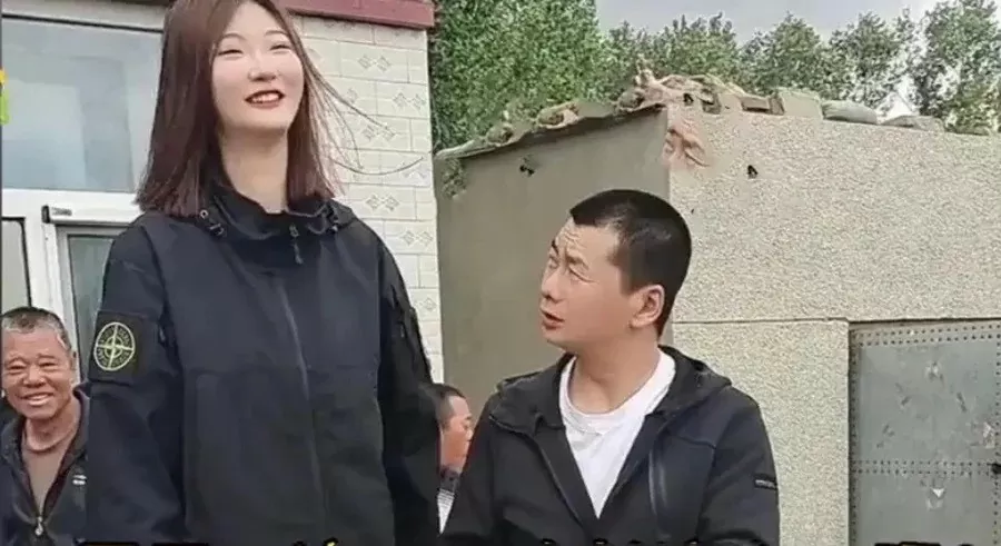 Người mẹ đăng video, hy vọng tìm bạn trai, chồng tương lai cho cô con gái cao 2,26 m Người mẹ đăng video, hy vọng tìm bạn trai, chồng tương lai cho cô con gái cao 2,26 m