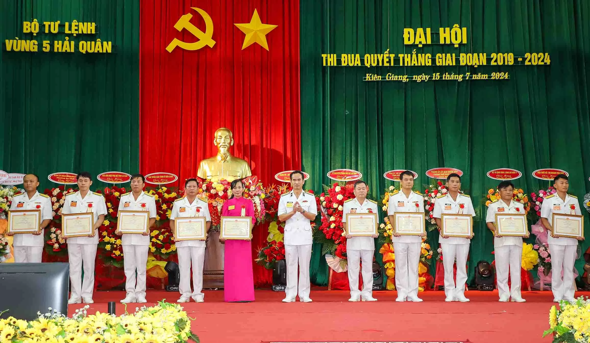 Thủ trưởng Bộ Tư lệnh Vùng 5 Hải quân trao thưởng cho các tập thể và cá nhân. (Ảnh: Văn Định)