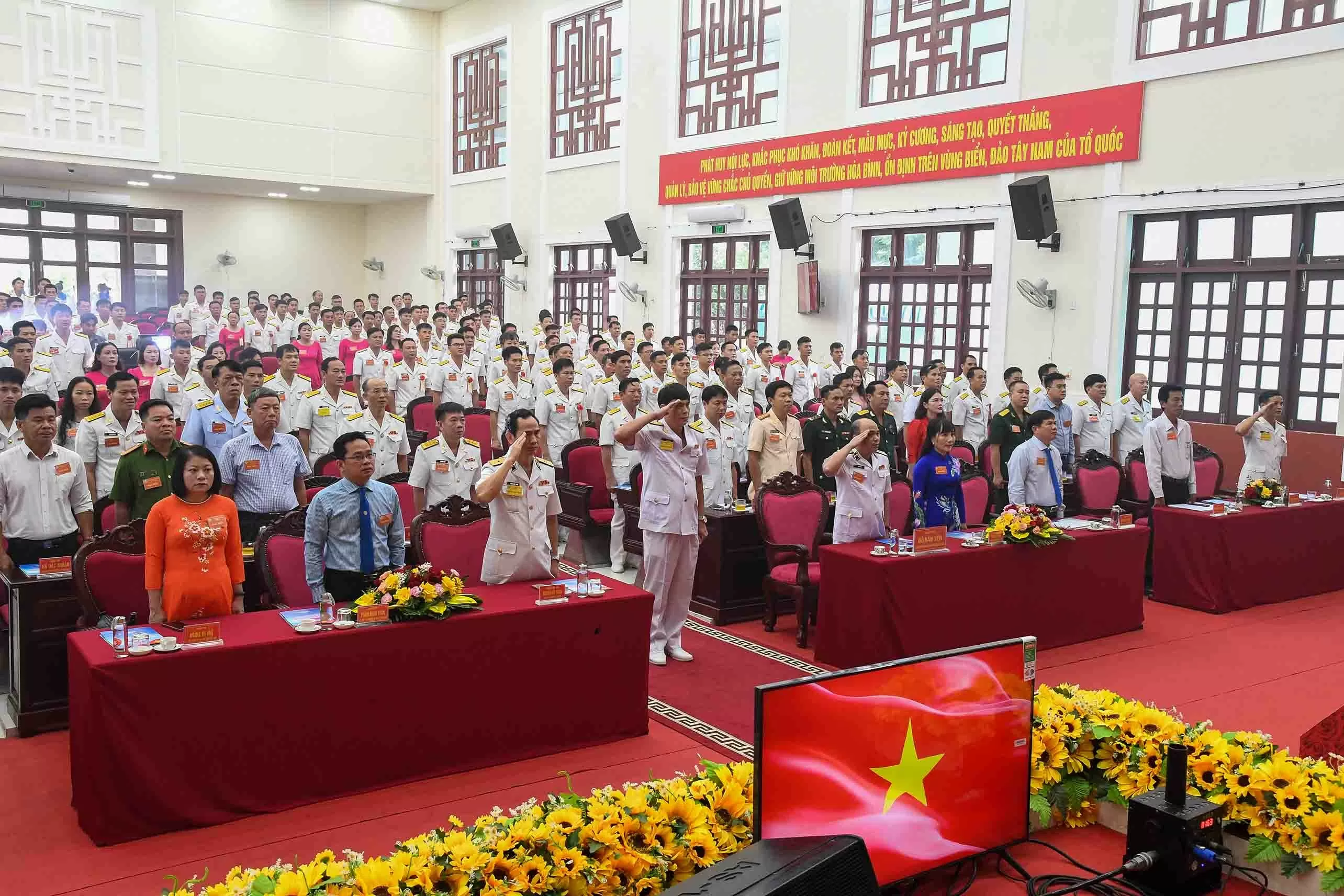 Các đại biểu tham dự đại hội thực hiện nghi lễ chào cờ Các đại biểu tham dự đại hội thực hiện nghi lễ chào cờ