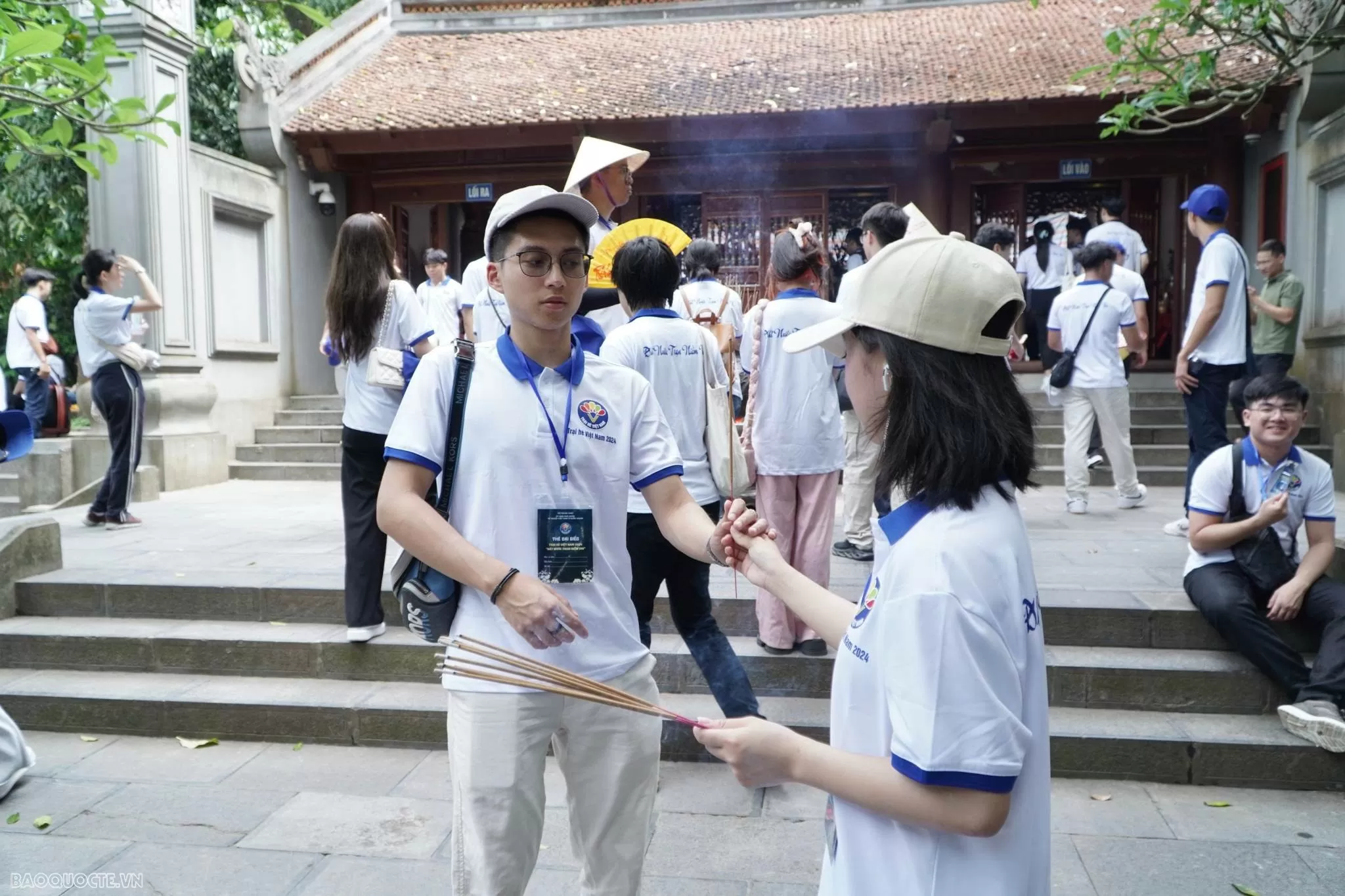 Từng thanh niên, sinh viên trao cho nhau những nén hương thành kính dâng lên những vị Vua Hùng và các bậc tiền nhân. (Ảnh: Tuấn Việt)