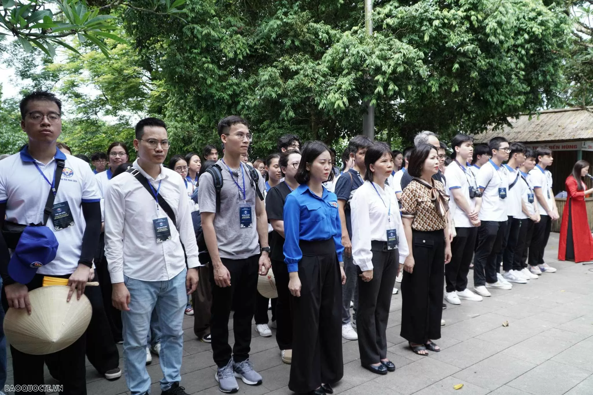 Trước anh linh các Vua Hùng và các bậc tiền nhân đã có công dựng nước, đoàn kiều bào dâng hương và làm lễ báo công, bày tỏ lòng thành kính tri ân công đức Tổ Tiên. (Ảnh: Tuấn Việt)