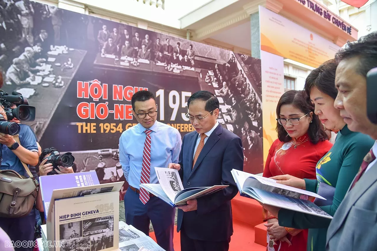 Nhân dịp khai mạc Triển lãm, Bộ Ngoại giao giới thiệu cuốn sách ảnh “Hiệp định Geneve 1954 - Dấu mốc lịch sử của cách mạng Việt Nam”. 