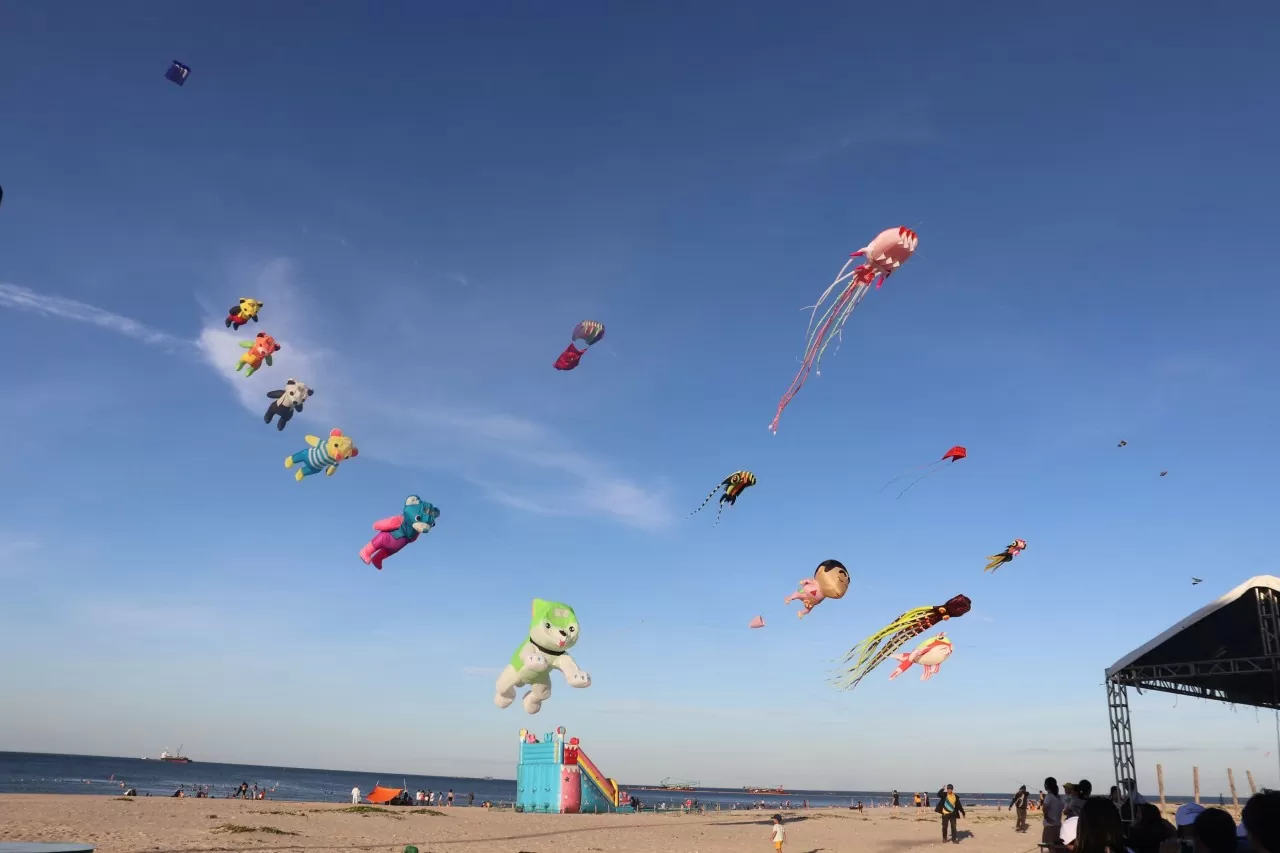 Những cánh diều nhiều màu sắc bay lượn trên bầu trời Cửa Việt. (Nguồn: Báo Văn hóa)