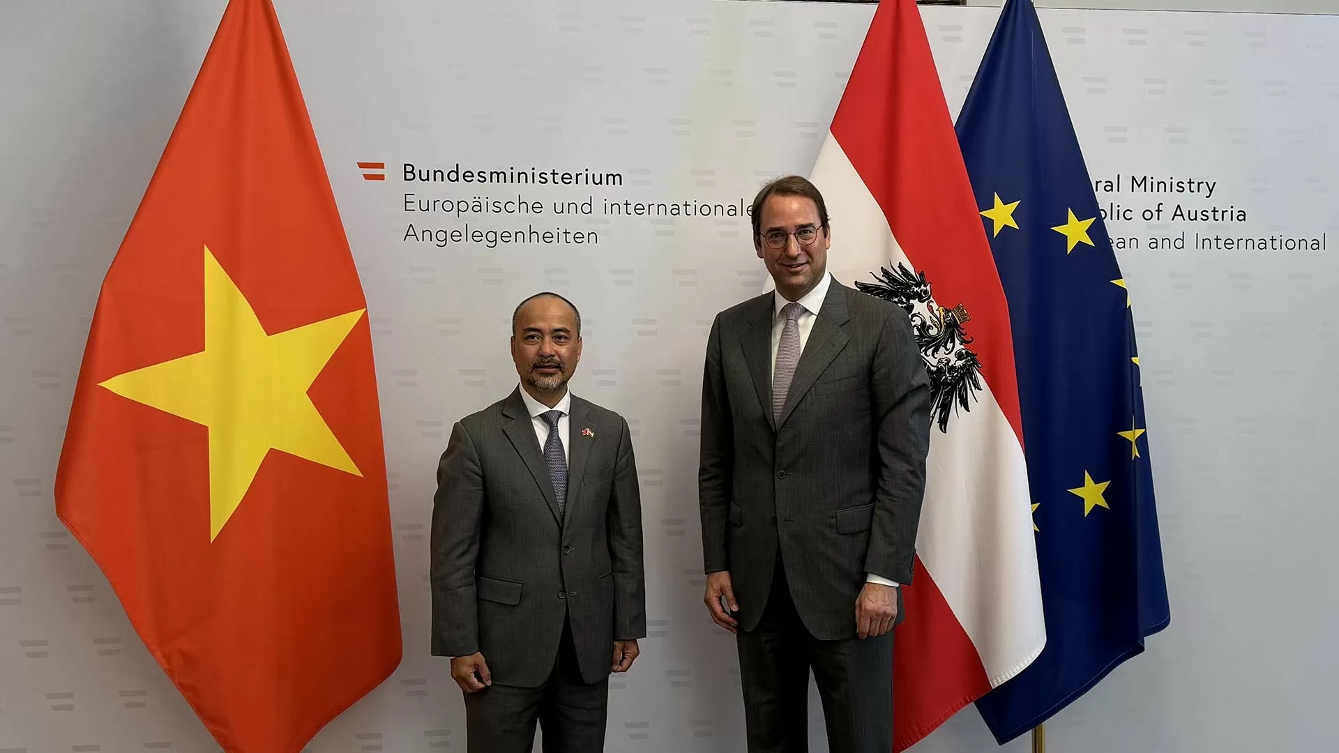 Tổng thư ký Bộ Ngoại giao Áo Nikolaus Marschik và Đại sứ Nguyễn Trung Kiên.