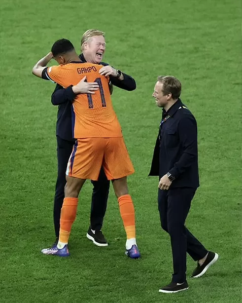 Ronald Koeman hạnh phúc sau khi đội tuyển Hà Lan vượt qua Thổ Nhĩ Kỳ. Ảnh: Liên đoàn bóng đá Hà Lan