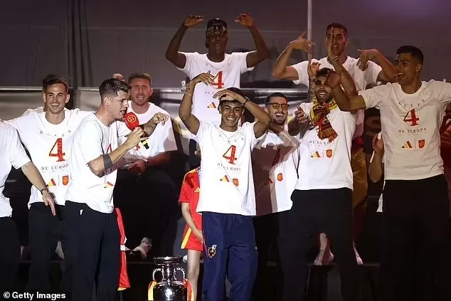 Diễu hành mừng Tây Ban Nha vô địch EURO 2024, đội trưởng Morata bắt nhịp hát ca ngợi Lamine Yamal