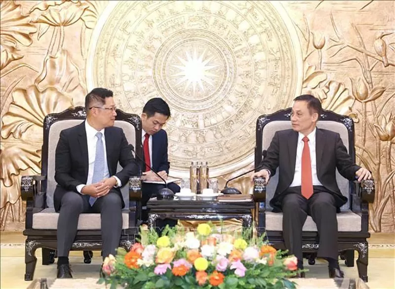 Trưởng ban Đối ngoại Trung ương Lê Hoài Trung tiếp Phó Trưởng ban Đối ngoại Trung ương Đảng Nhân dân Cách mạng Lào Valaxay Lenhsavad. (Nguồn: TTXVN)