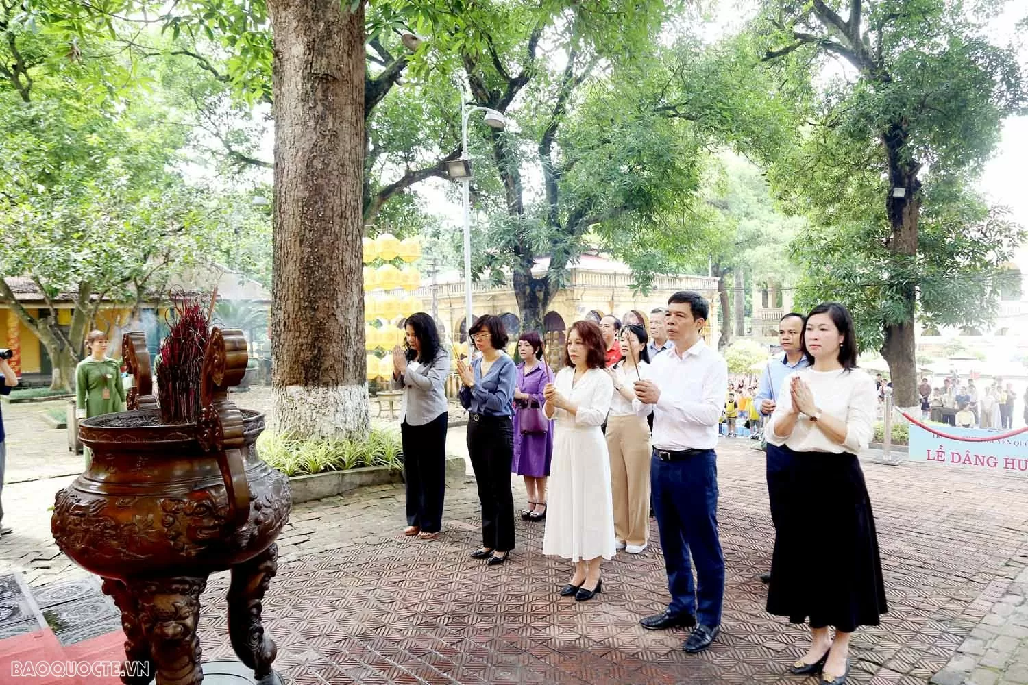 Con em cán bộ ngành Ngoại giao thích thú khám phá giá trị văn hóa, lịch sử độc đáo của di sản Hoàng thành Thăng Long