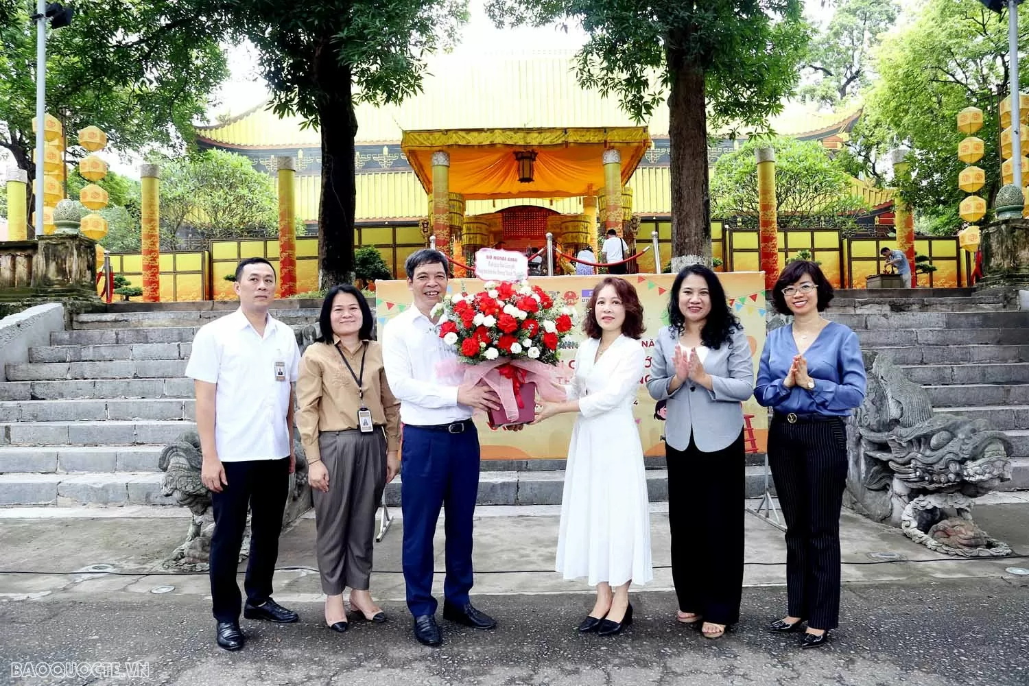 Con em cán bộ ngành Ngoại giao thích thú khám phá giá trị văn hóa, lịch sử độc đáo của di sản Hoàng thành Thăng Long