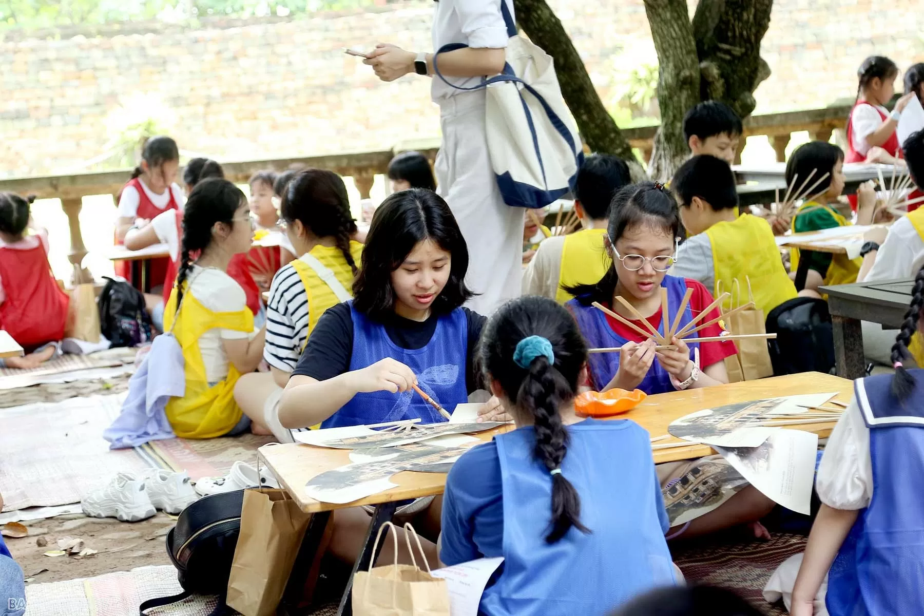 Con em cán bộ ngành Ngoại giao thích thú khám phá giá trị văn hóa, lịch sử độc đáo của di sản Hoàng thành Thăng Long