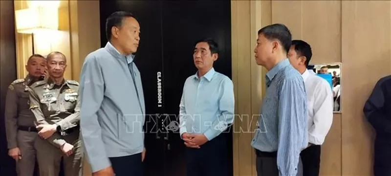 Thủ tướng Thái Lan Srettha Thavisin và Đại sứ Việt Nam tại Thái Lan Phạm Việt Hùng (thứ 4, từ trái sang) tới hiện trường vụ việc. (Nguồn: TTXVN)