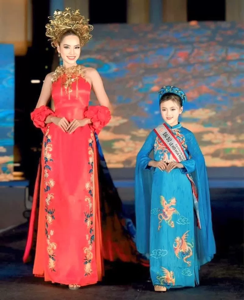Đại sứ Minh Châu biểu diễn cùng Hoa hậu Lê Hoàng Phương trong chương trình Tôn vinh bản sắc Việt.