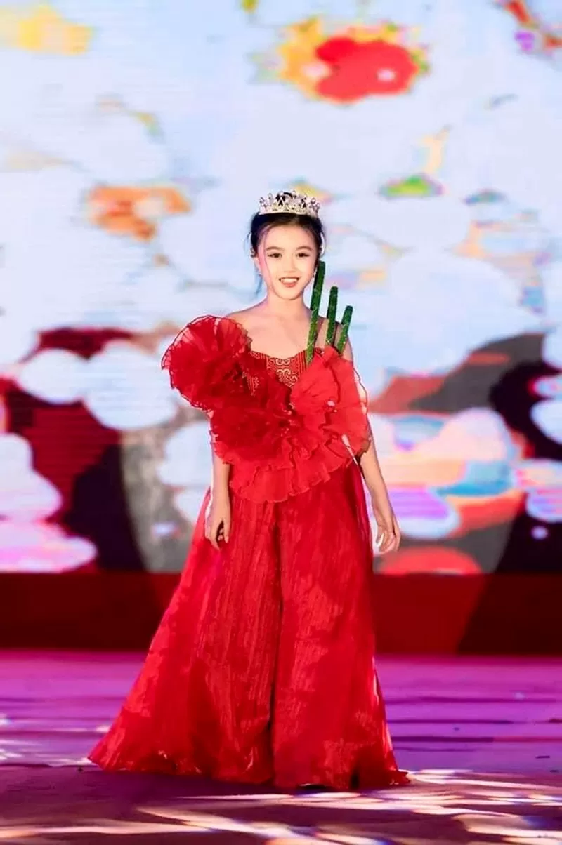 Vượt qua hơn 100 thí sinh, Hoa hậu nhí Minh Châu đại diện Việt Nam tham dự Little Miss World 2024.