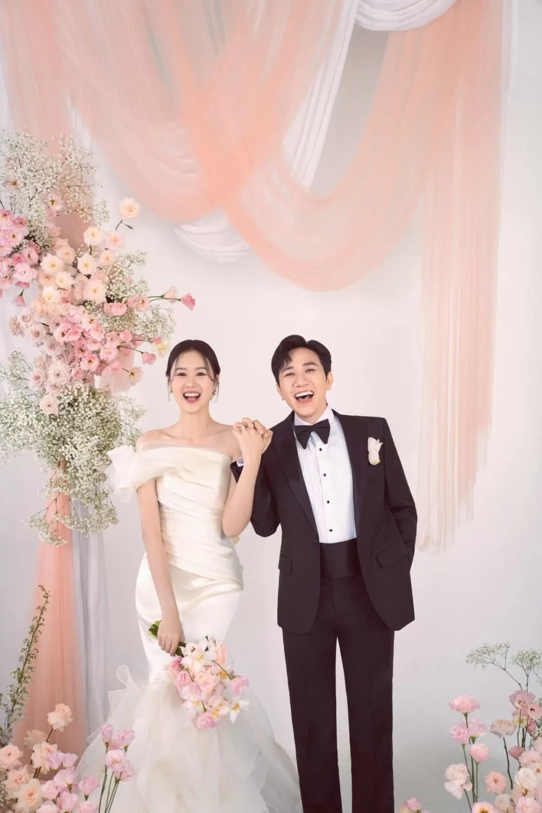 Cặp đôi diễn viên phim 'Mai' Anh Đức - Anh Phạm rạng ngời chụp ảnh cưới trong studio