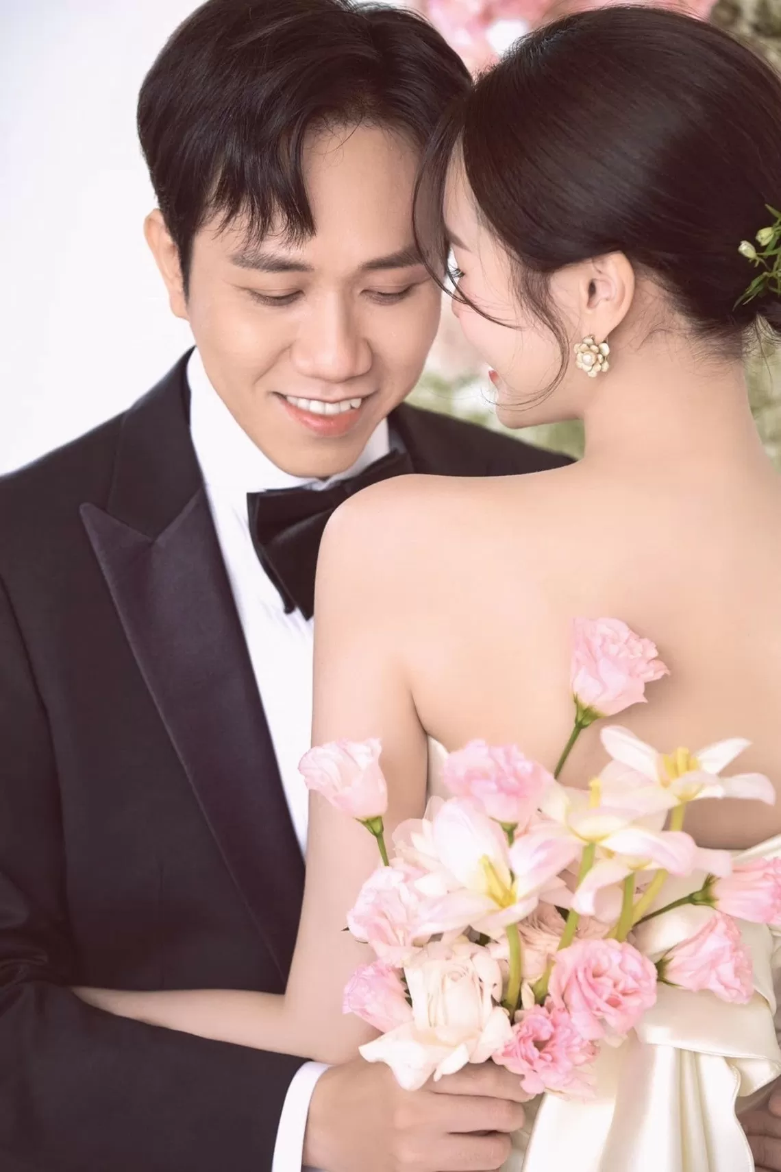 Cặp đôi diễn viên phim 'Mai' Anh Đức - Anh Phạm rạng ngời chụp ảnh cưới trong studio