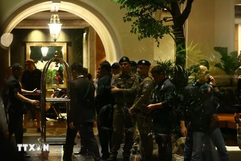 Cảnh sát Thái Lan được triển khai tại khách sạn Grand Hyatt Erawan ở thủ đô Bangkok, nơi phát hiện vụ việc. (Nguồn: TTXVN)